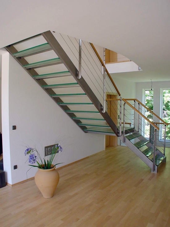 Individuelle Treppe aus Edelstahl mit Glasstufen und Holzhandlauf