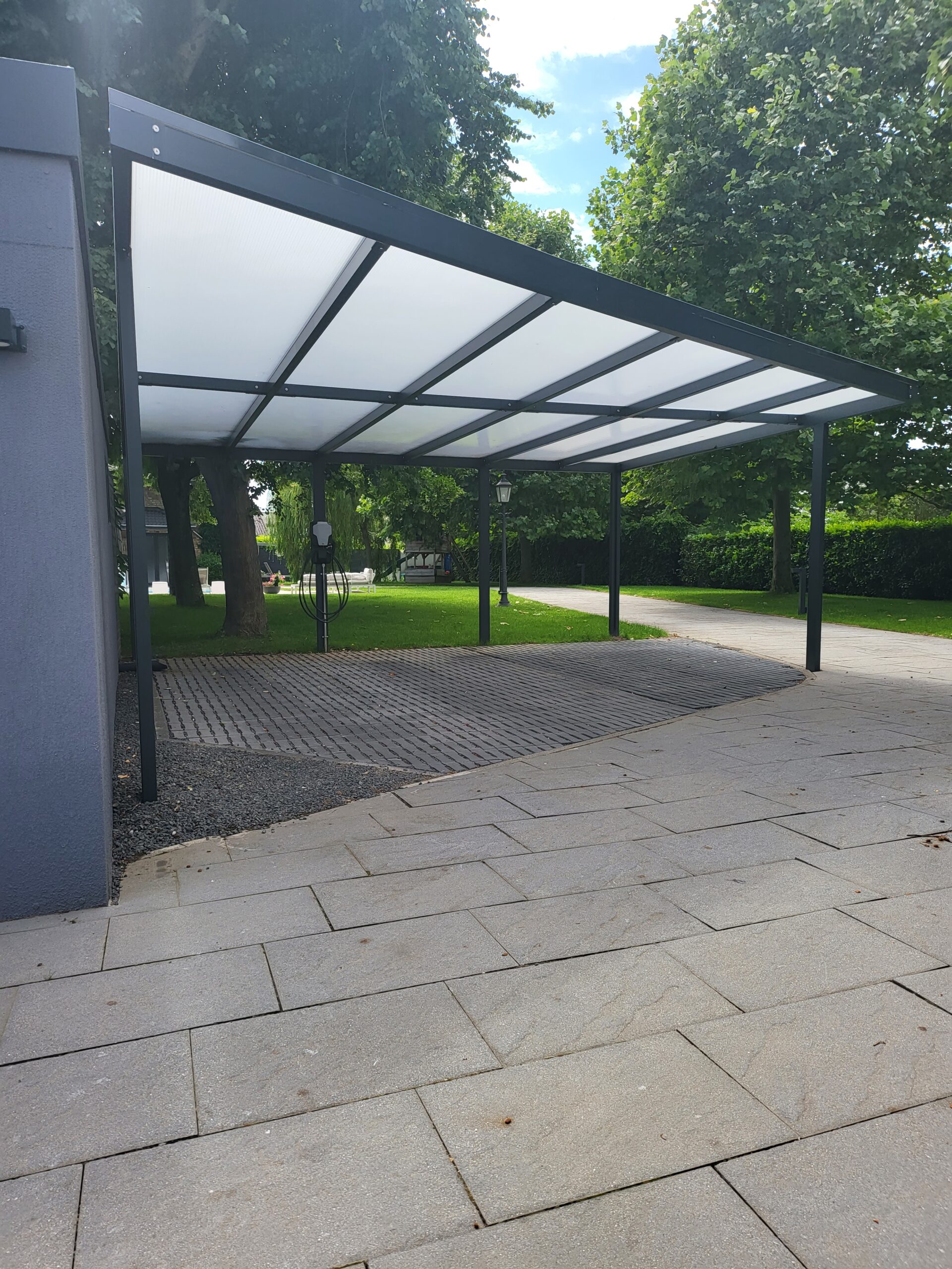 Individuelles Carport aus lackiertem Edelstahl und Doppelstegplatten